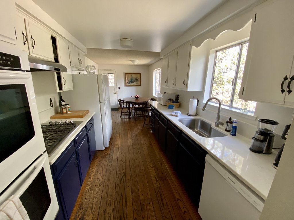 Hollinshead Haven Home with BBQ & Free Wifi - 30 days min Vacation Rental in Bend - RedAwning