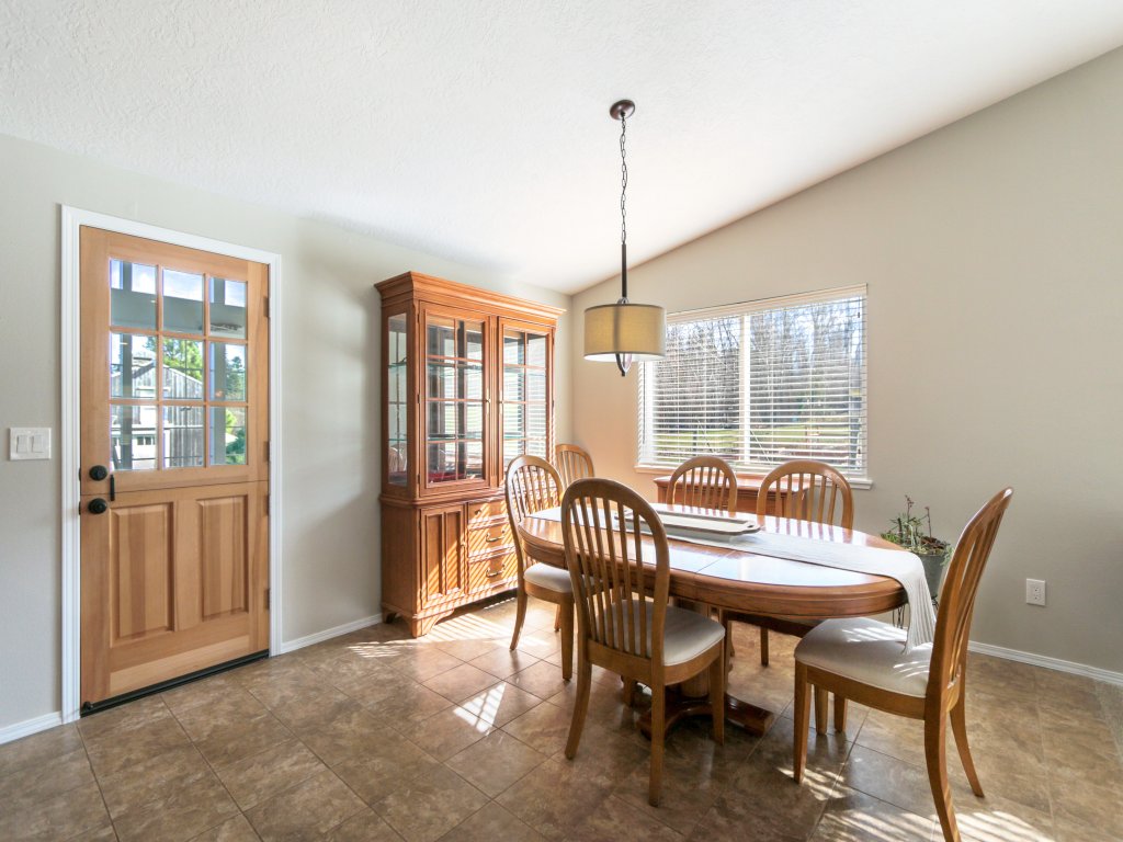Quail On Sunset Vacation Rental in Hood River - RedAwning