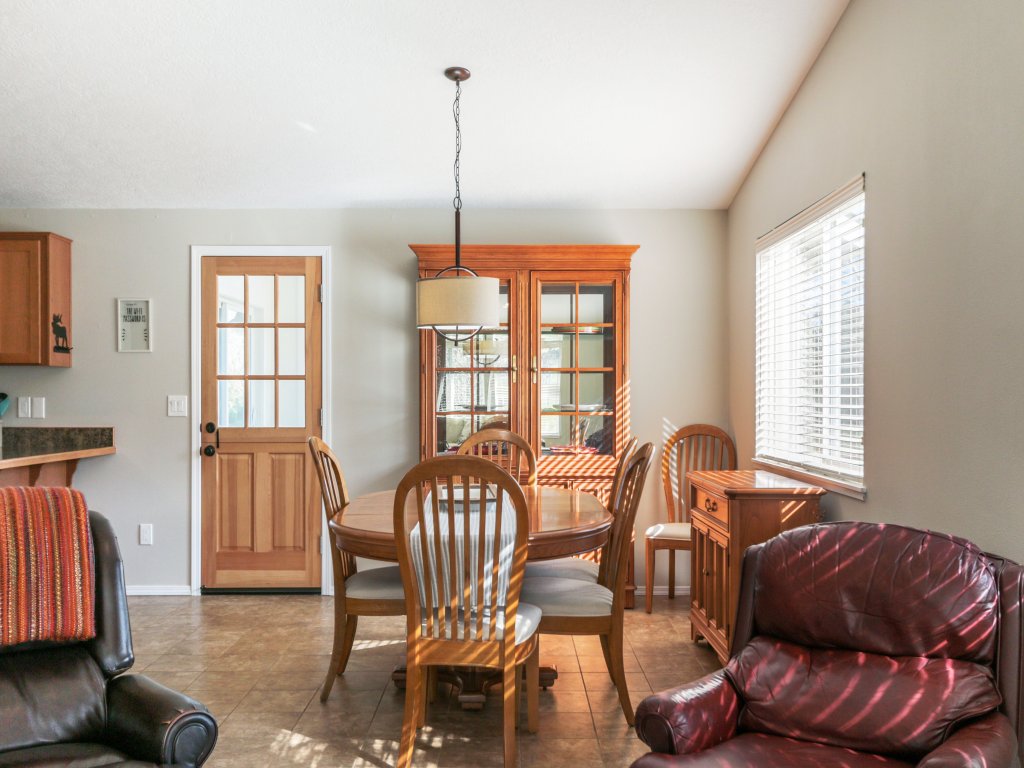 Quail On Sunset Vacation Rental in Hood River - RedAwning