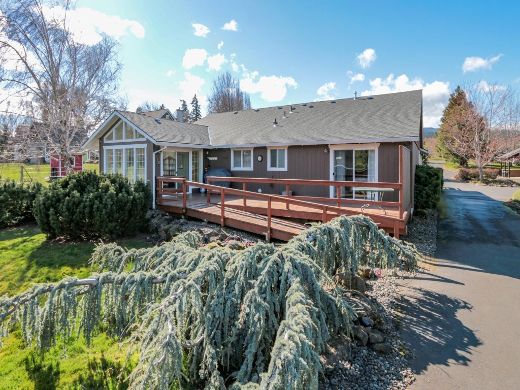 Quail On Sunset Vacation Rental in Hood River - RedAwning
