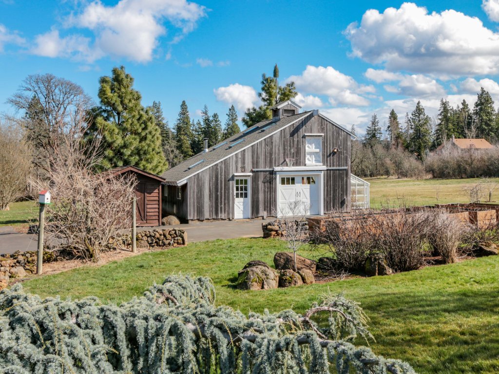 Quail On Sunset Vacation Rental in Hood River - RedAwning