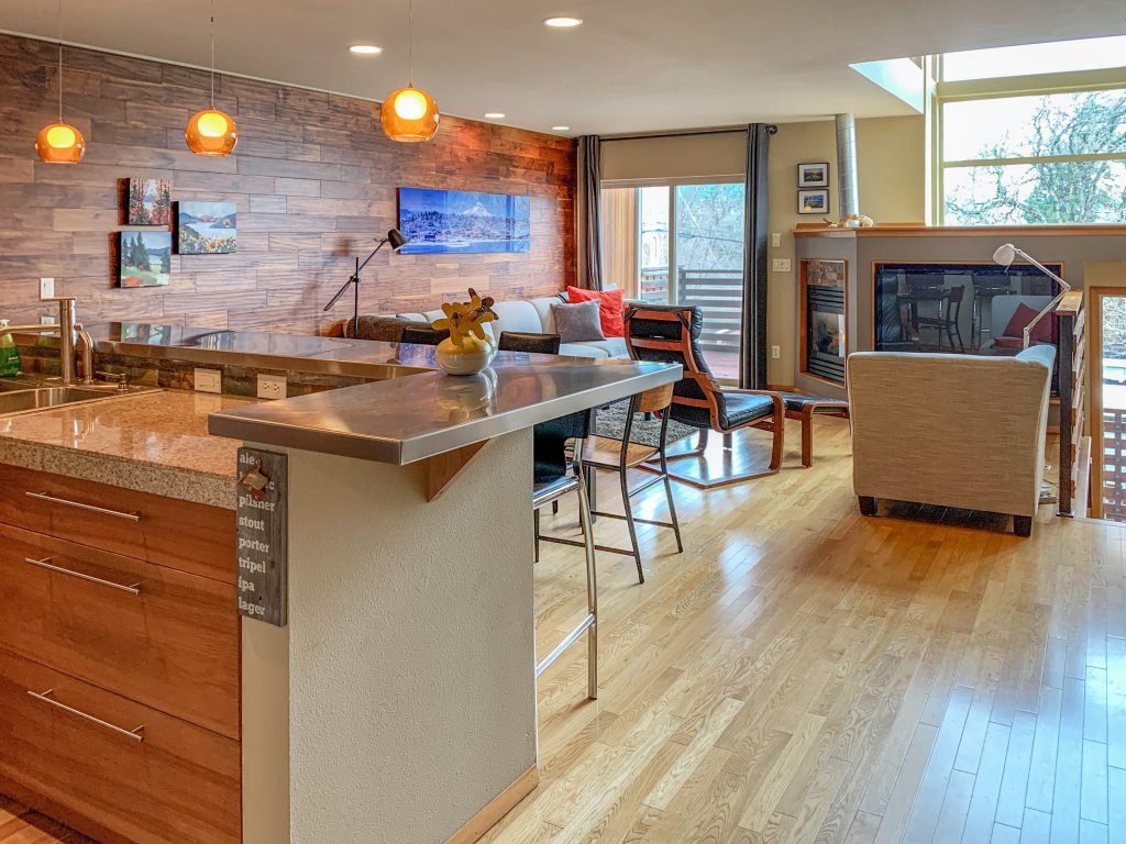Sophisticated Urban Loft Townhouse with BBQ on the Deck Vacation Rental in Hood River - RedAwning