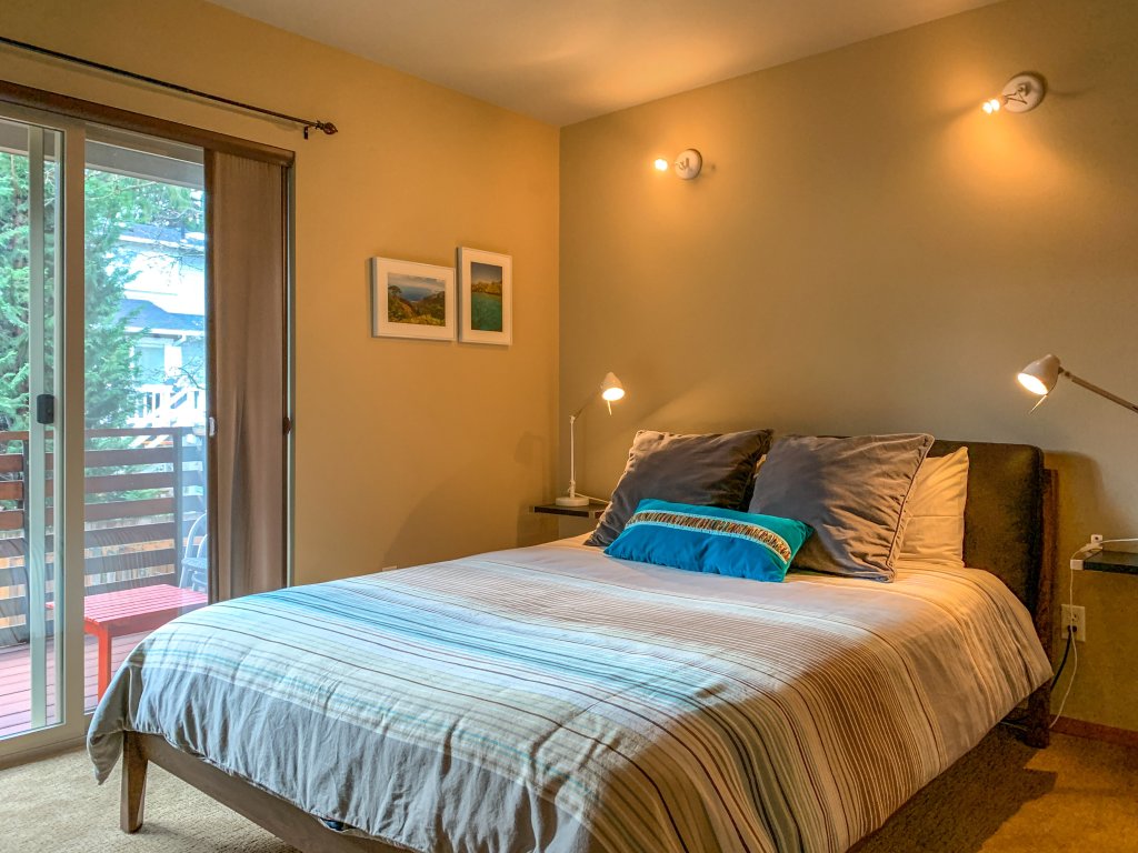 Sophisticated Urban Loft Townhouse with BBQ on the Deck Vacation Rental in Hood River - RedAwning