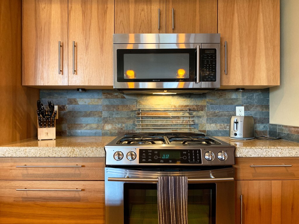 Sophisticated Urban Loft Townhouse with BBQ on the Deck Vacation Rental in Hood River - RedAwning