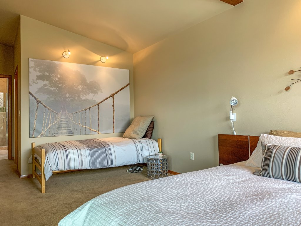 Sophisticated Urban Loft Townhouse with BBQ on the Deck Vacation Rental in Hood River - RedAwning
