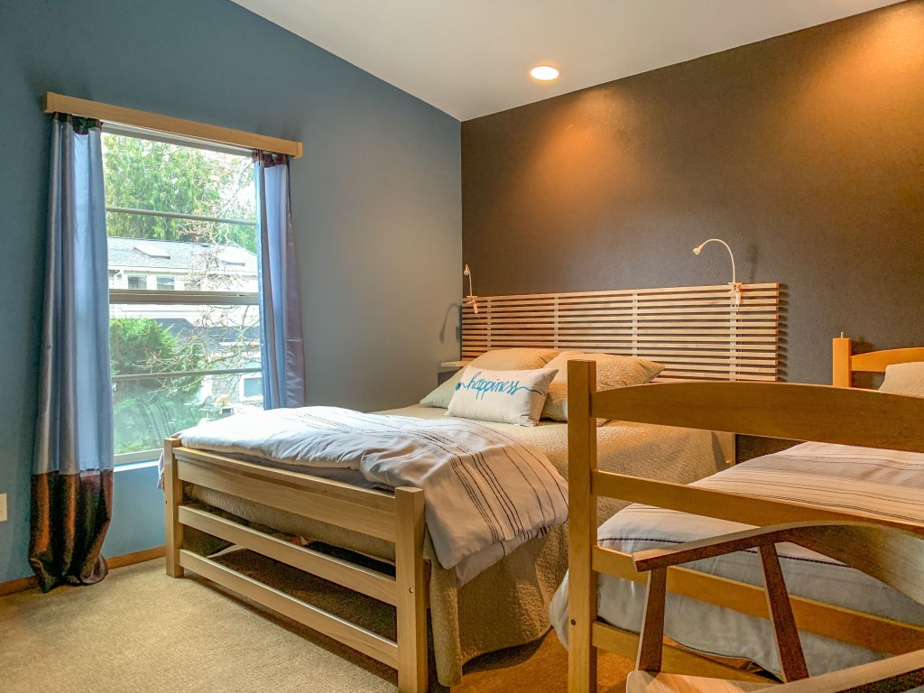 Sophisticated Urban Loft Townhouse with BBQ on the Deck Vacation Rental in Hood River - RedAwning