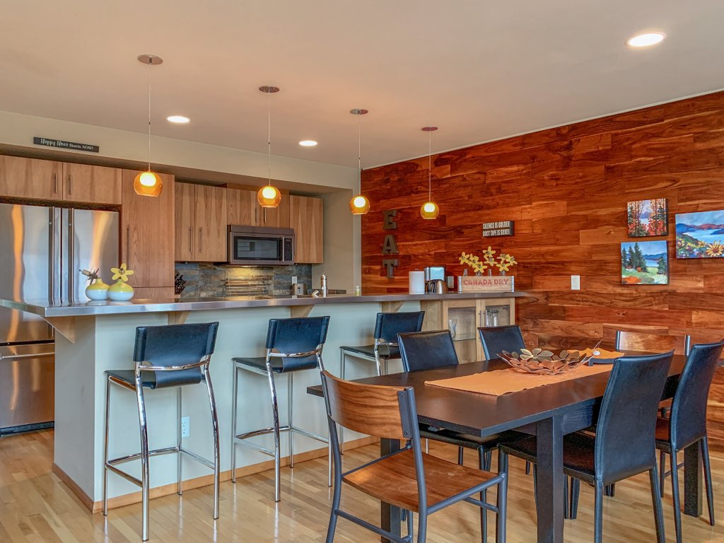Sophisticated Urban Loft Townhouse with BBQ on the Deck Vacation Rental in Hood River - RedAwning