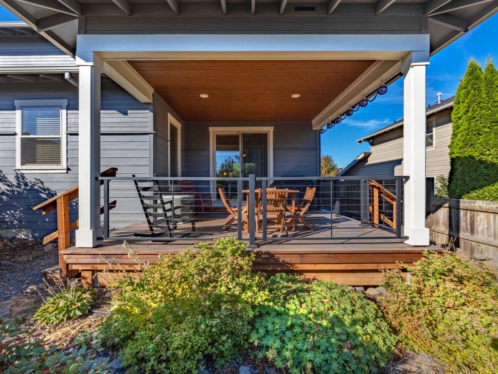 Redtail 3 Bedroom with Spacious Kitchen and Covered Back Deck - 30 Day Stay Vacation Rental in Hood River - RedAwning