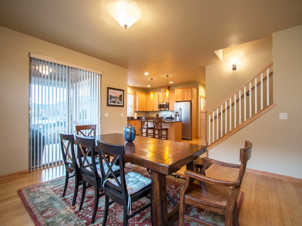 Redtail 3 Bedroom with Spacious Kitchen and Covered Back Deck - 30 Day Stay Vacation Rental in Hood River - RedAwning