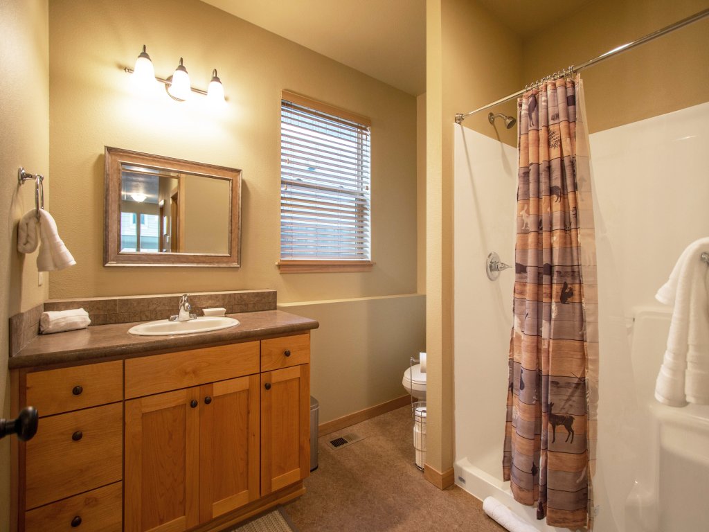 Redtail 3 Bedroom with Spacious Kitchen and Covered Back Deck - 30 Day Stay Vacation Rental in Hood River - RedAwning