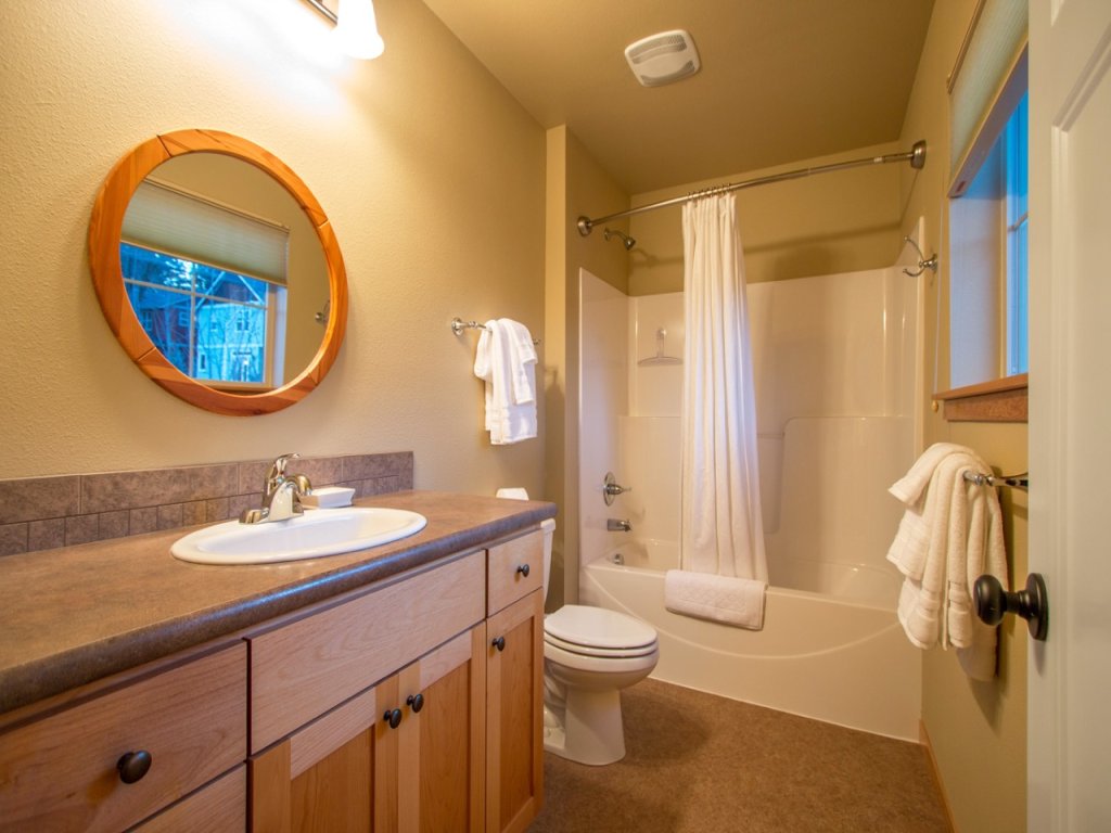 Redtail 3 Bedroom with Spacious Kitchen and Covered Back Deck - 30 Day Stay Vacation Rental in Hood River - RedAwning