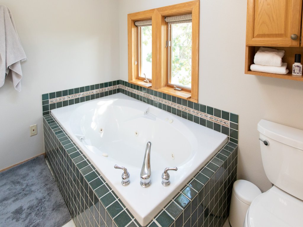 The Oaks Home features Private Disc Golf Course Vacation Rental in Washington - RedAwning