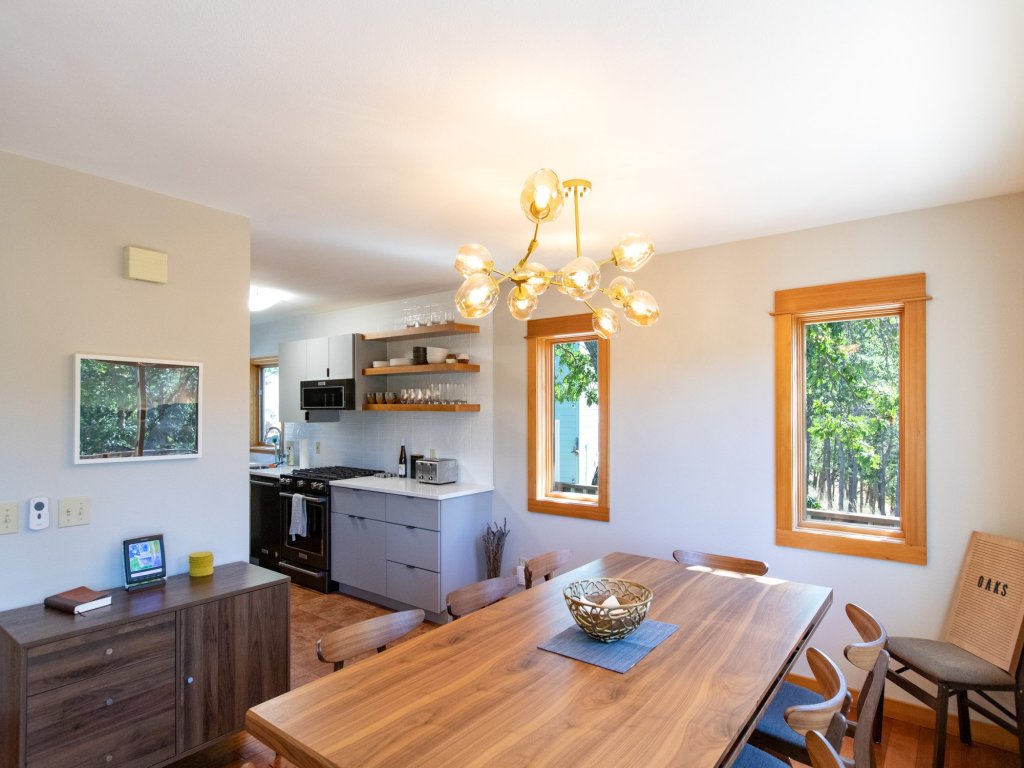 The Oaks Home features Private Disc Golf Course Vacation Rental in Washington - RedAwning