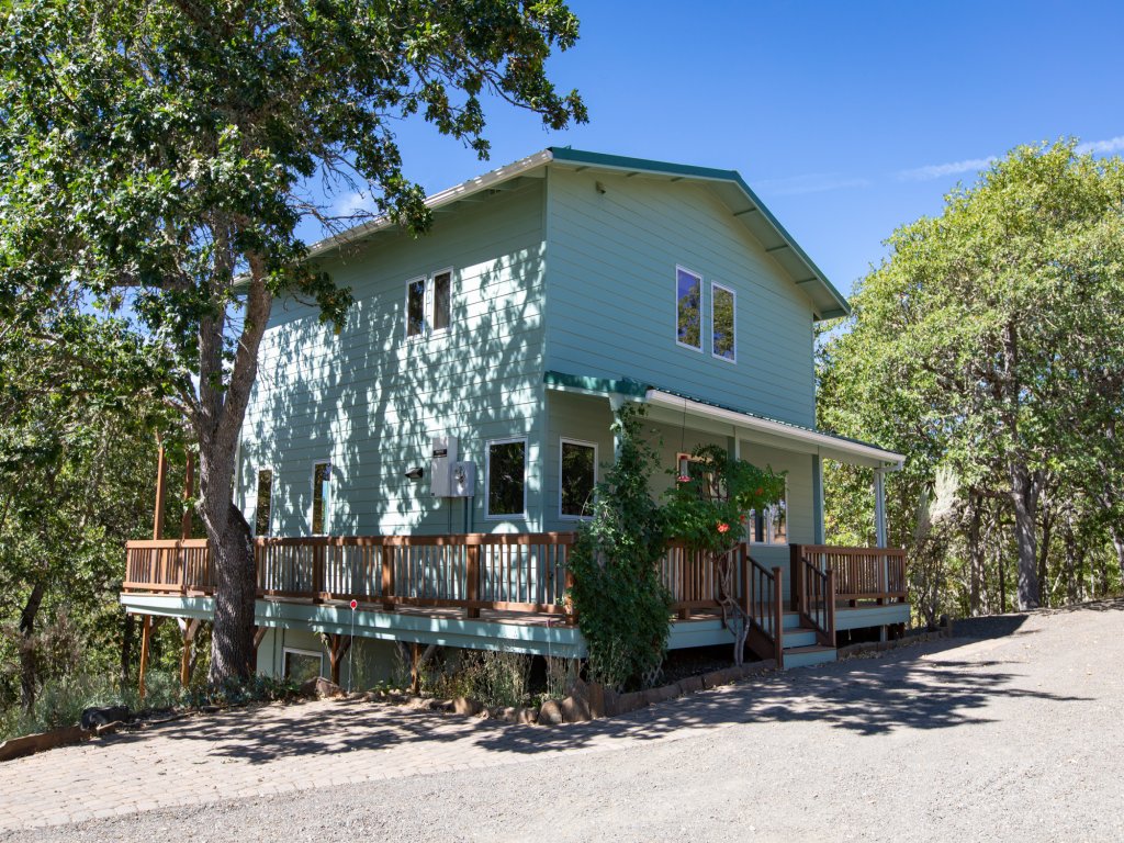 The Oaks Home features Private Disc Golf Course Vacation Rental in Washington - RedAwning