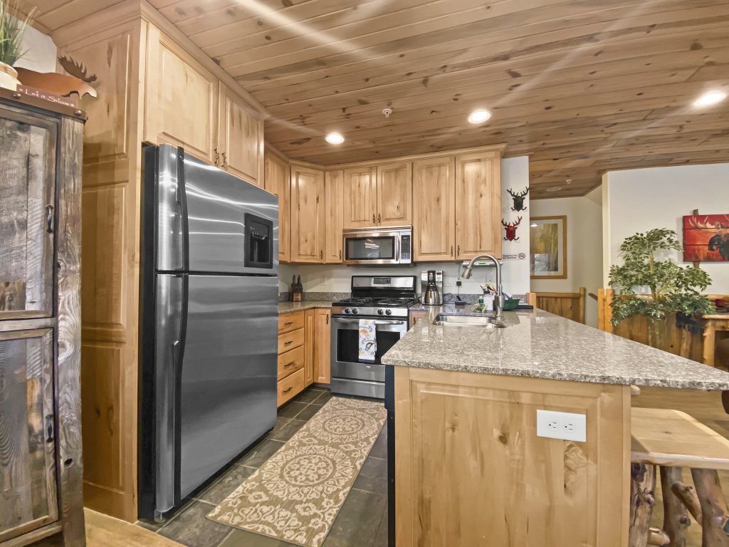 6A Timberwolf lodge cabin vibe cozy stay with hot tub Vacation Rental in Park City - RedAwning