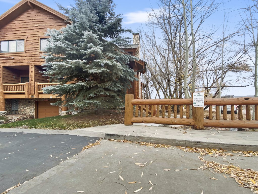 6A Timberwolf lodge cabin vibe cozy stay with hot tub Vacation Rental in Park City - RedAwning
