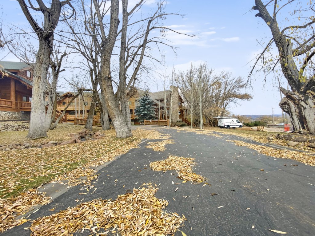 6A Timberwolf lodge cabin vibe cozy stay with hot tub Vacation Rental in Park City - RedAwning
