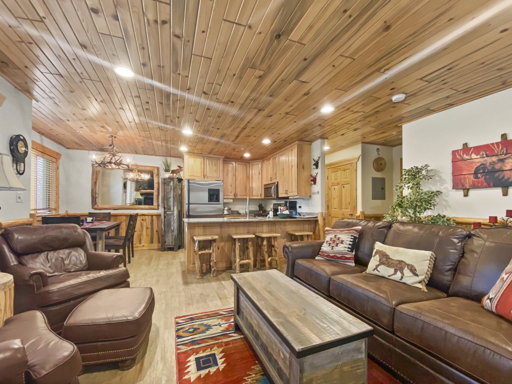 6A Timberwolf lodge cabin vibe cozy stay with hot tub Vacation Rental in Park City - RedAwning
