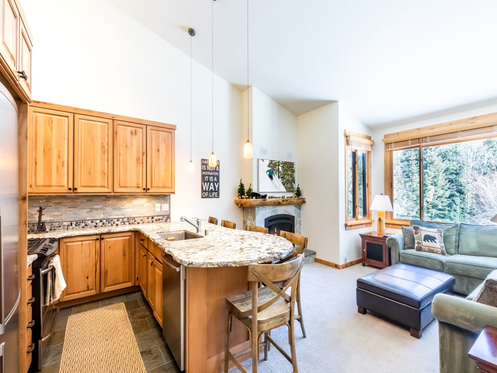 Beautiful Mountain 2 Bedroom Ski-In/Ski-Out in Ski Trails Vacation Rental in Northstar - RedAwning