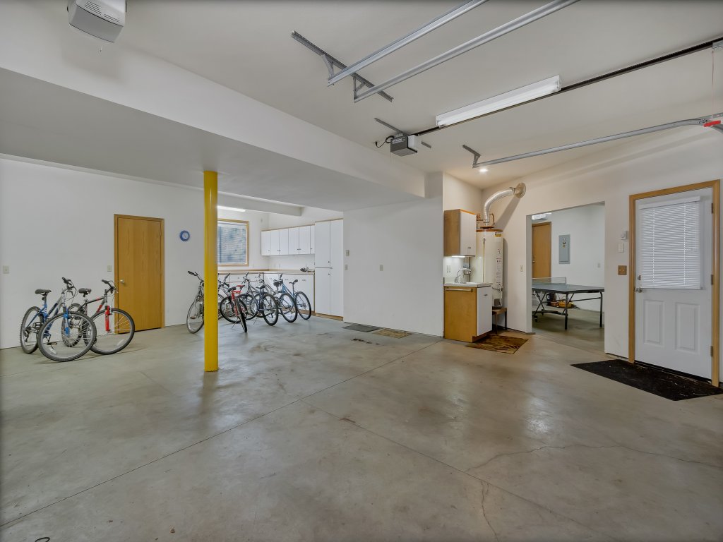 8 Crag Home with Private Indoor Hot Tub, Bike is Provided for Outdoor Activities Vacation Rental in Sunriver - RedAwning