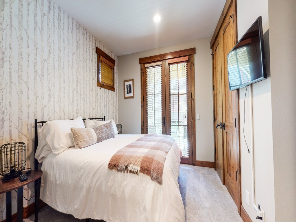 Snowcreek VI The Lodges 1127 3 Suites, Spacious with Mountain Views, Private Garage and Washer Dryer Vacation Rental in Mammoth Lakes - RedAwning