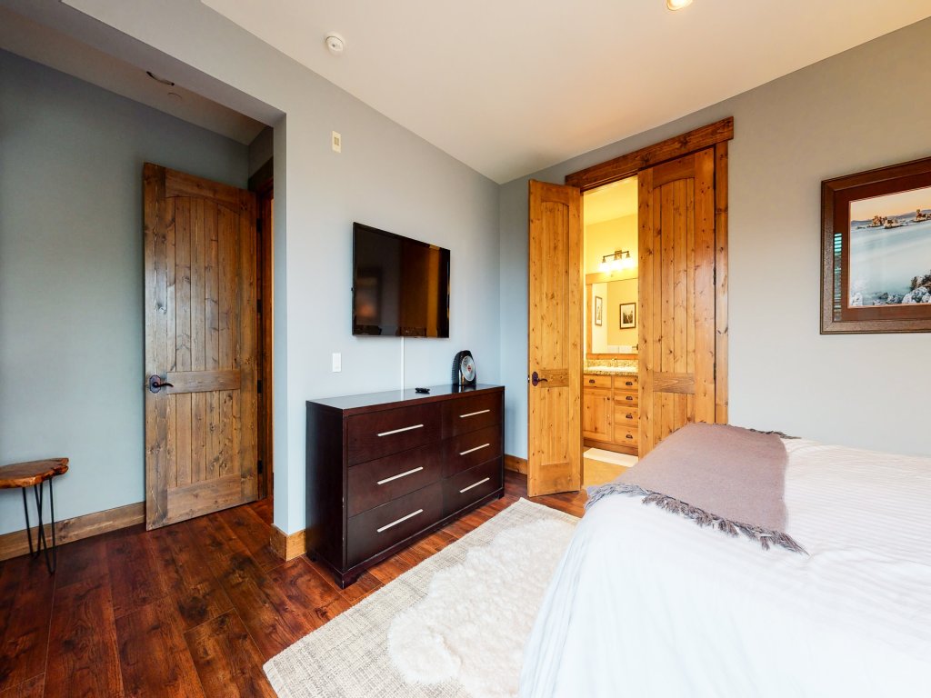 Snowcreek VI The Lodges 1127 3 Suites, Spacious with Mountain Views, Private Garage and Washer Dryer Vacation Rental in Mammoth Lakes - RedAwning
