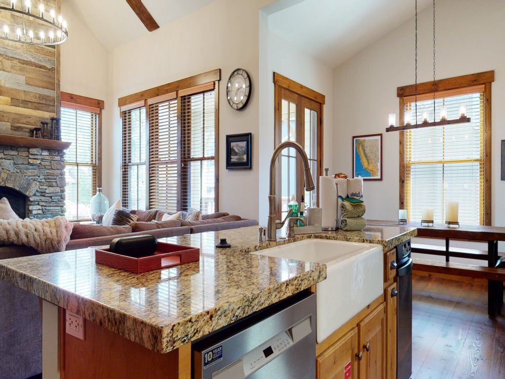Snowcreek VI The Lodges 1127 3 Suites, Spacious with Mountain Views, Private Garage and Washer Dryer Vacation Rental in Mammoth Lakes - RedAwning
