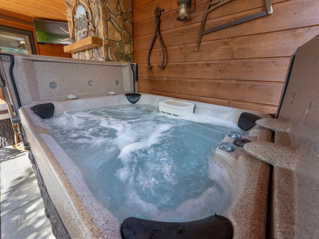 Kim's Cove Motorcycle-Friendly Cabin features Game Room Vacation Rental in Sevierville - RedAwning