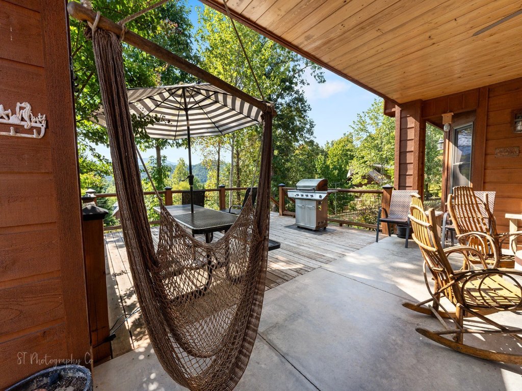 Kim's Cove Motorcycle-Friendly Cabin features Game Room Vacation Rental in Sevierville - RedAwning