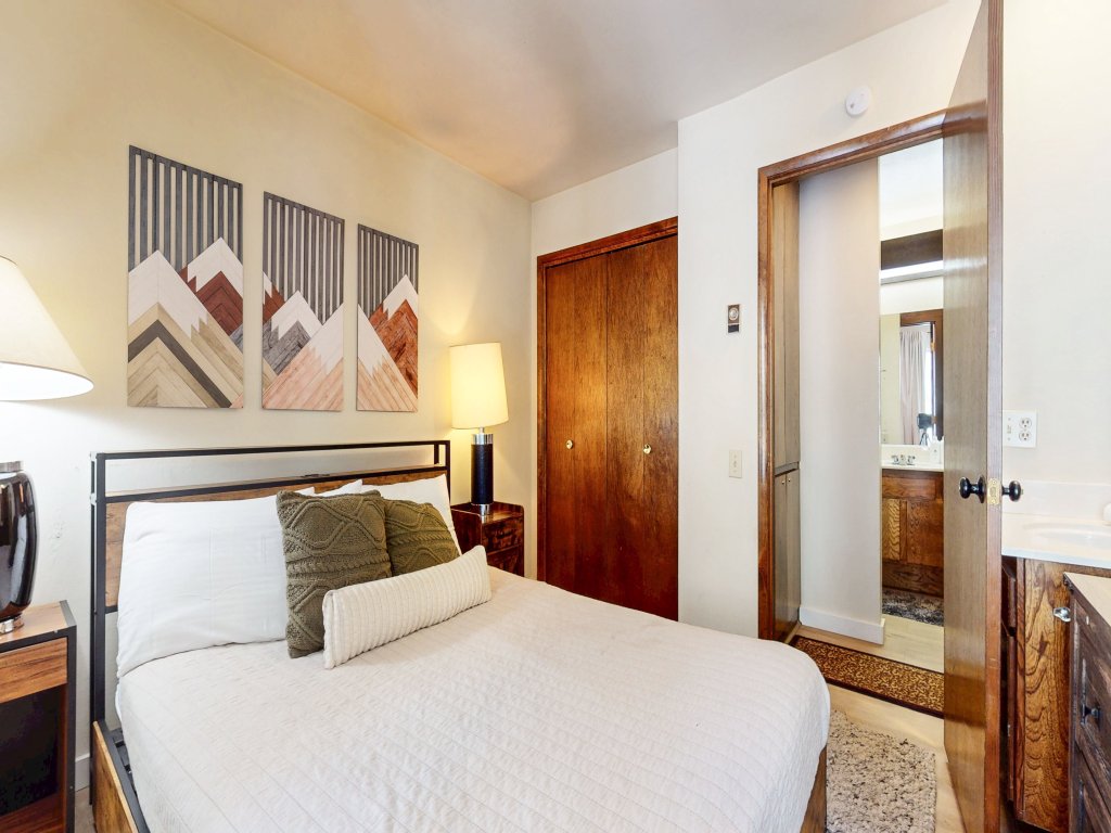 Horizons 4 189 Downtown Location On Shuttle Route, Great Complex Amenities Vacation Rental in Mammoth Lakes - RedAwning