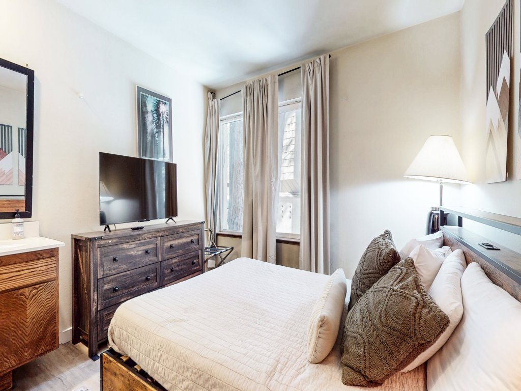 Horizons 4 189 Downtown Location On Shuttle Route, Great Complex Amenities Vacation Rental in Mammoth Lakes - RedAwning