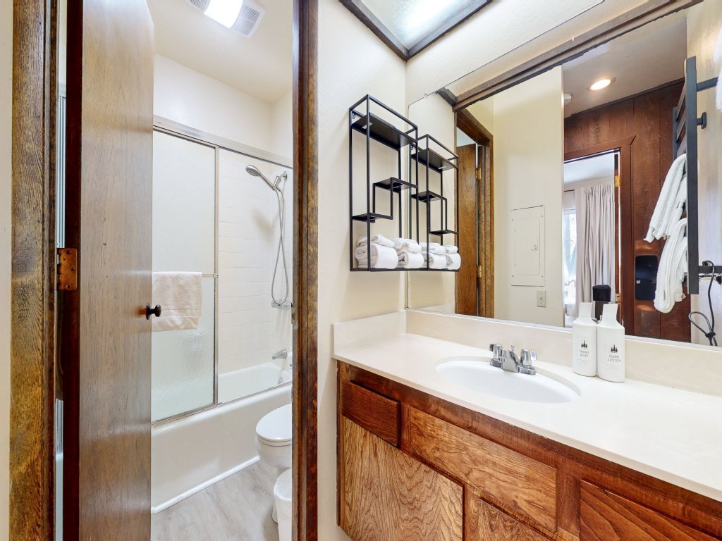 Horizons 4 189 Downtown Location On Shuttle Route, Great Complex Amenities Vacation Rental in Mammoth Lakes - RedAwning