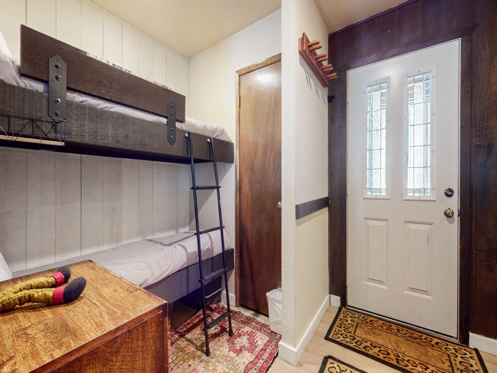 Horizons 4 189 Downtown Location On Shuttle Route, Great Complex Amenities Vacation Rental in Mammoth Lakes - RedAwning