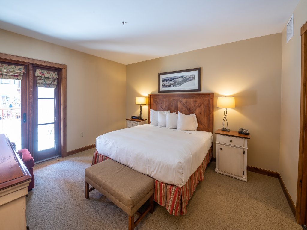 1BR Condo with Large Balcony in Mountaineer Square Vacation Rental in Crested Butte - RedAwning