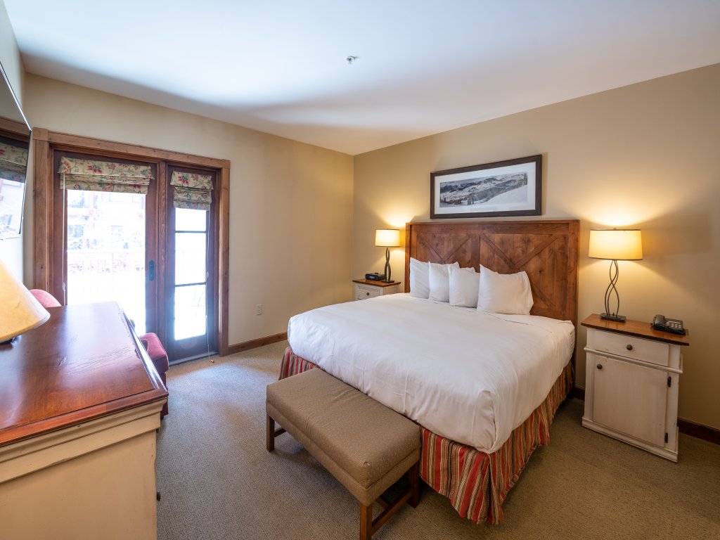 1BR Condo with Large Balcony in Mountaineer Square Vacation Rental in Crested Butte - RedAwning