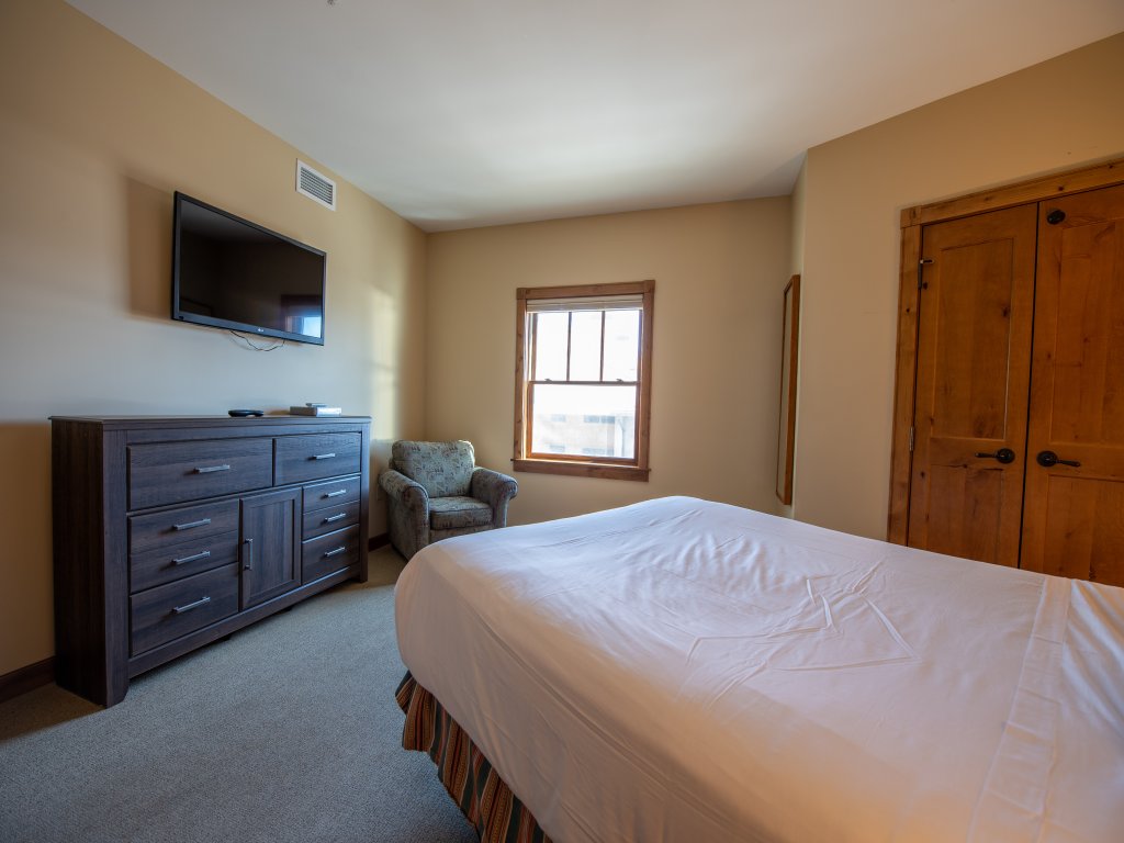 Beautifully Renovated 2Bedroom Condo with Balcony Vacation Rental in Crested Butte - RedAwning