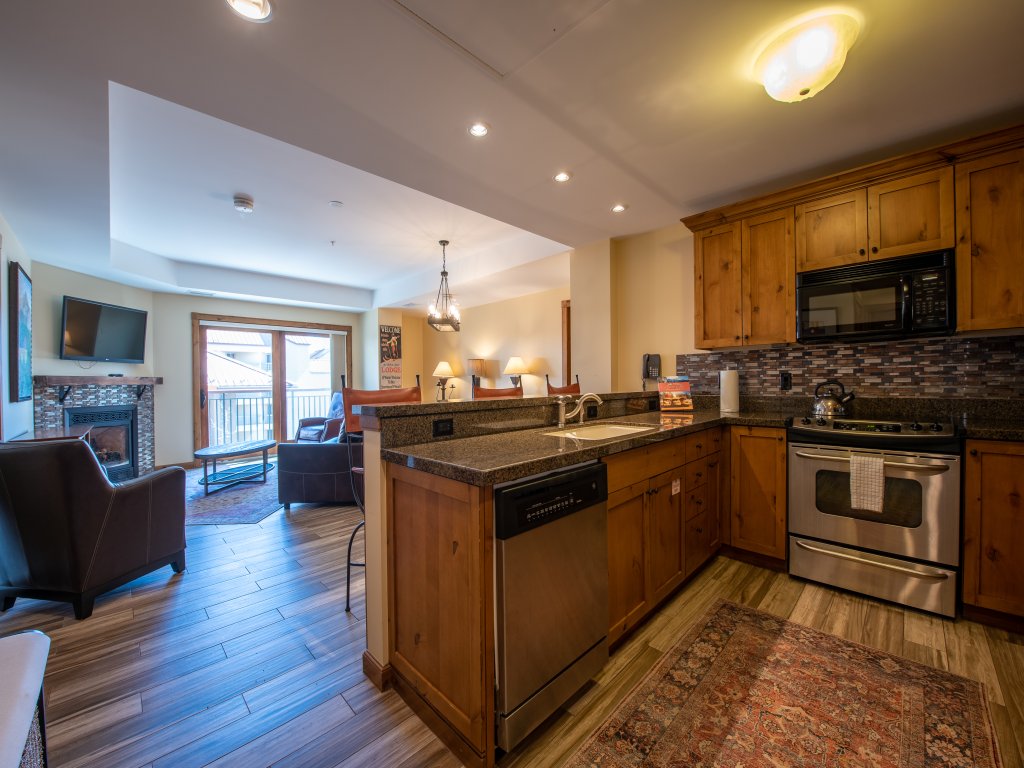 Beautifully Renovated 2Bedroom Condo with Balcony Vacation Rental in Crested Butte - RedAwning