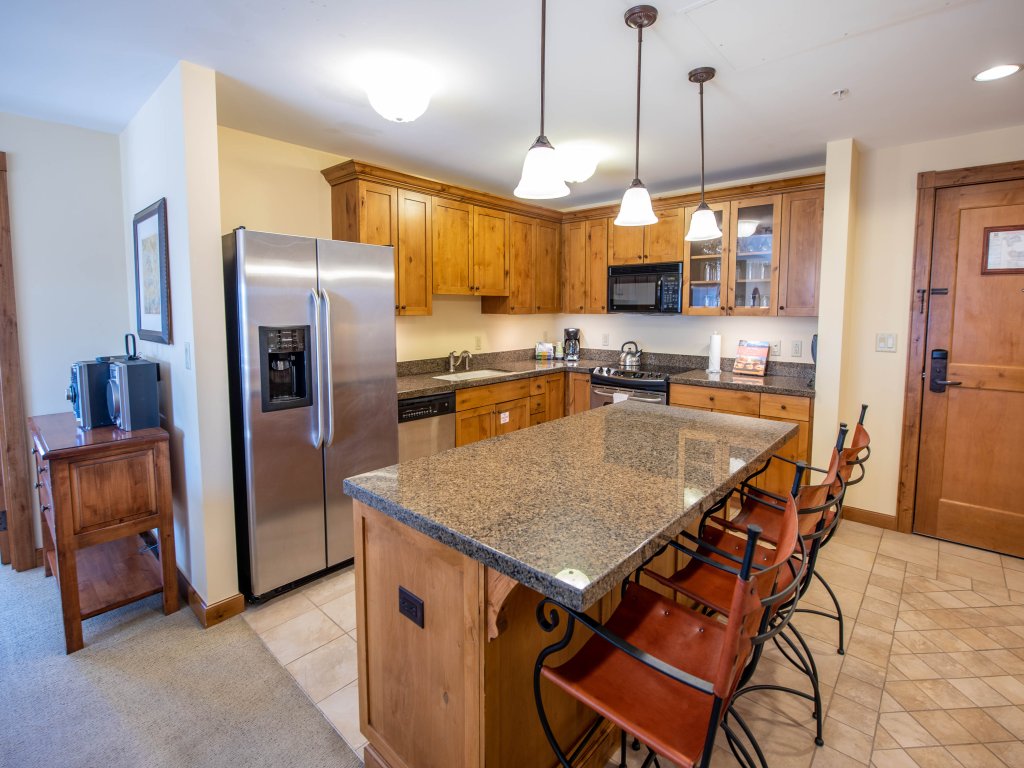 Spacious 3BR Condo w/Balcony in Mountaineer Square Vacation Rental in Crested Butte - RedAwning