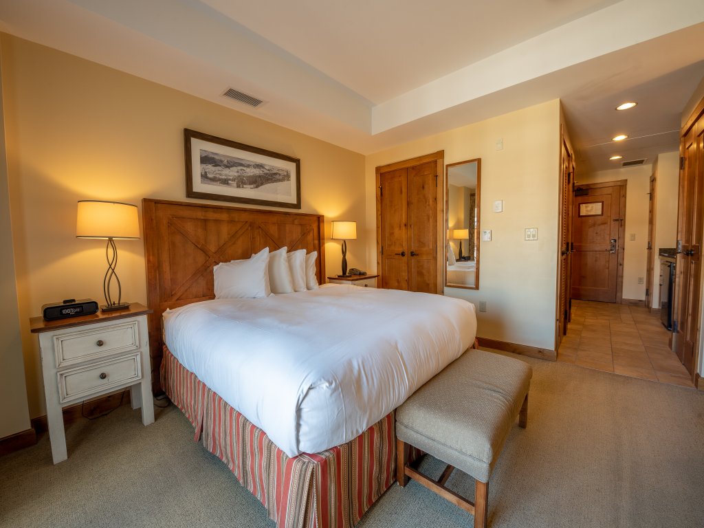 Comfortable Studio Efficiency Unit with Balcony Vacation Rental in Crested Butte - RedAwning