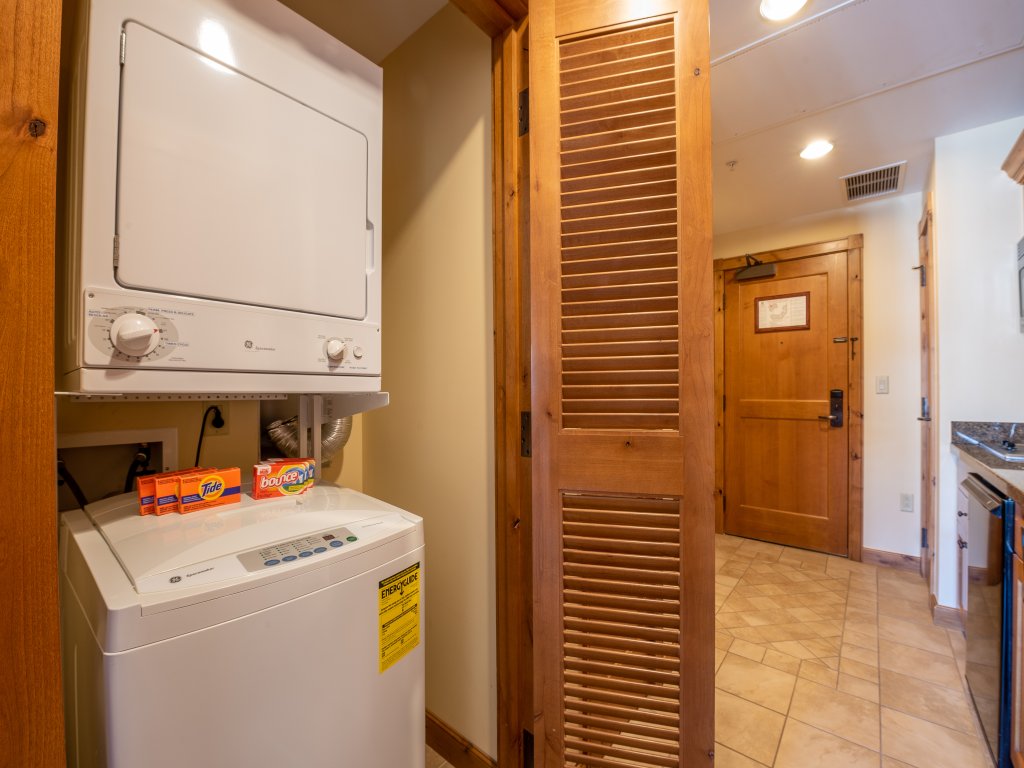 Comfortable Studio Efficiency Unit with Balcony Vacation Rental in Crested Butte - RedAwning