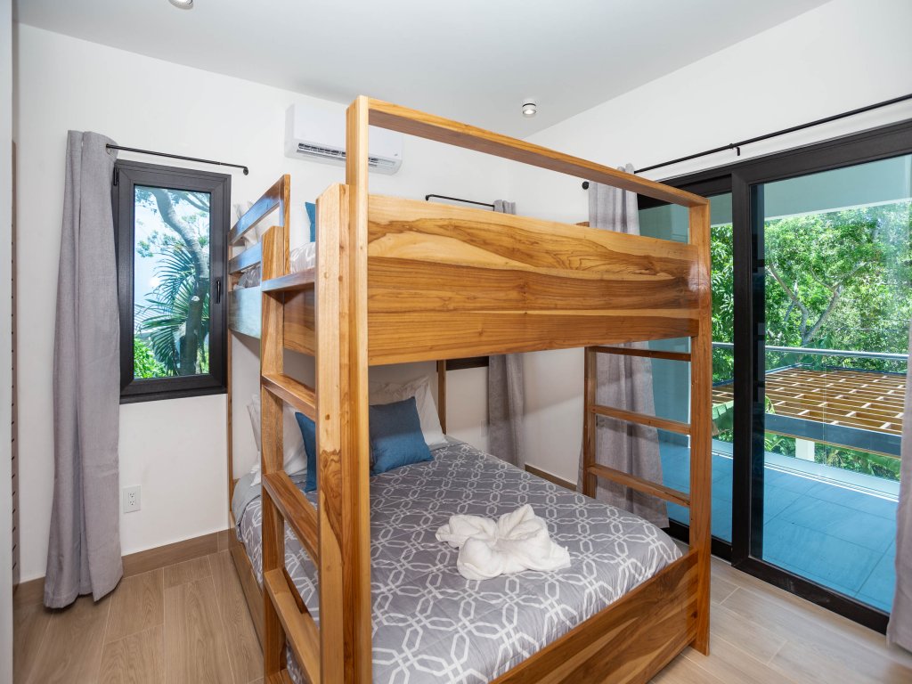 West Bay Breeze Vacation Rental - RedAwning