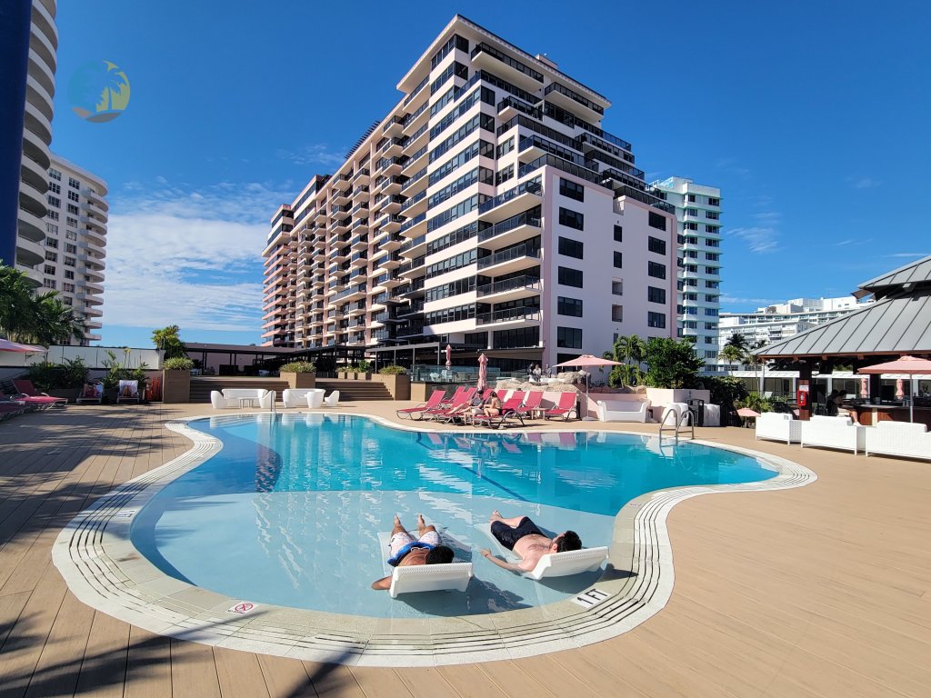 Alexander 1121 Vacation Rental in Miami Beach - RedAwning