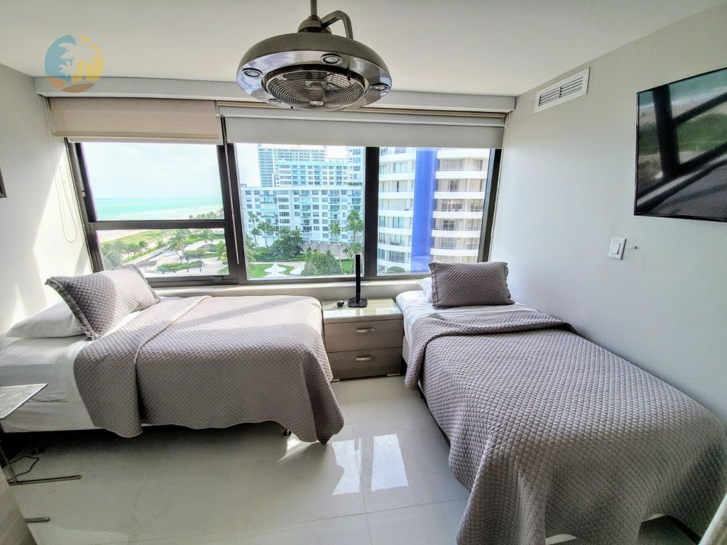 Alexander 1003 Vacation Rental in Miami Beach - RedAwning
