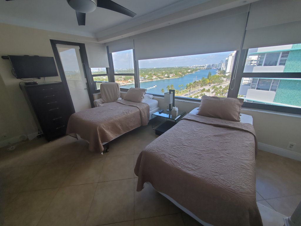 Alexander 1620 Vacation Rental in Miami Beach - RedAwning