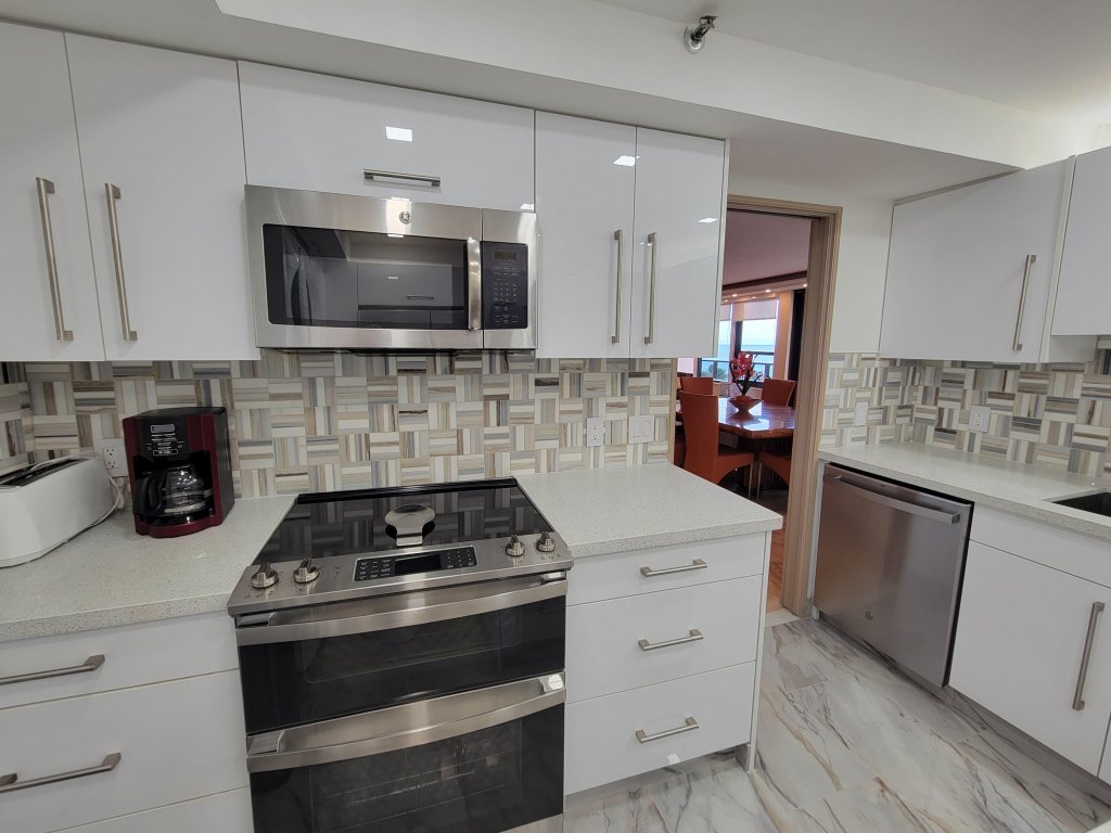 Alexander 807 Vacation Rental in Miami Beach - RedAwning