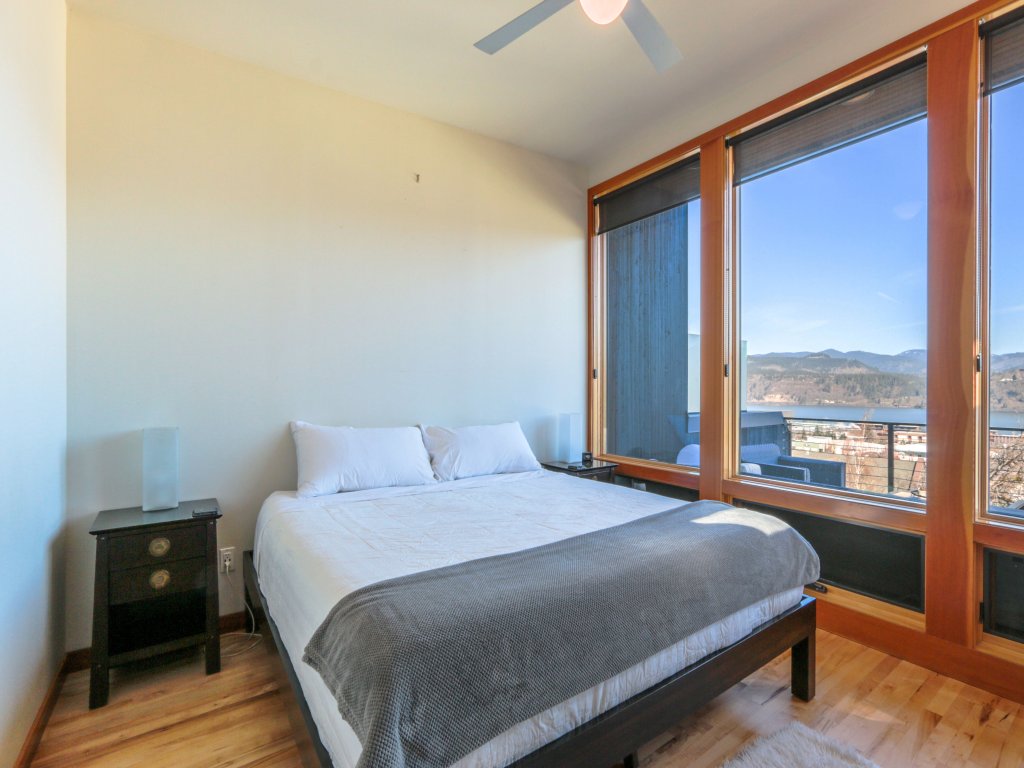 FOUR Condo with Columbia River Gorge View and Hot Tub Vacation Rental in Hood River - RedAwning
