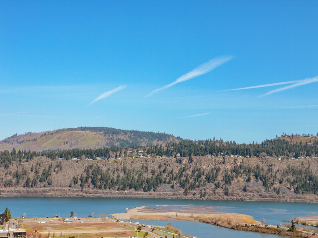 FOUR Condo with Columbia River Gorge View and Hot Tub Vacation Rental in Hood River - RedAwning
