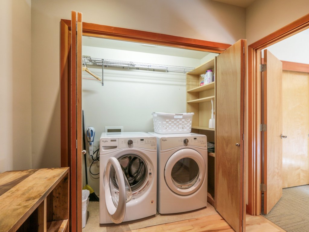 FOUR Condo with Columbia River Gorge View and Hot Tub Vacation Rental in Hood River - RedAwning