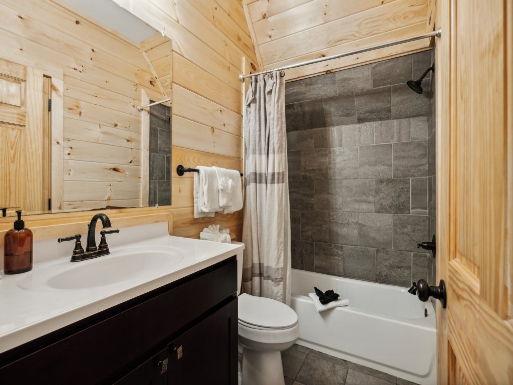 Creekside Manor Vacation Rental in Gatlinburg - RedAwning