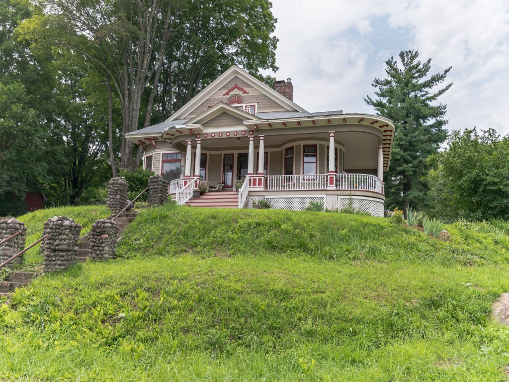Mountain View Victorian with Convenient Location and  Lots of Space to Play Vacation Rental in New York - RedAwning